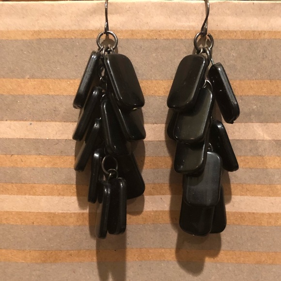 Lightweight black dangle earrings - Picture 2 of 2